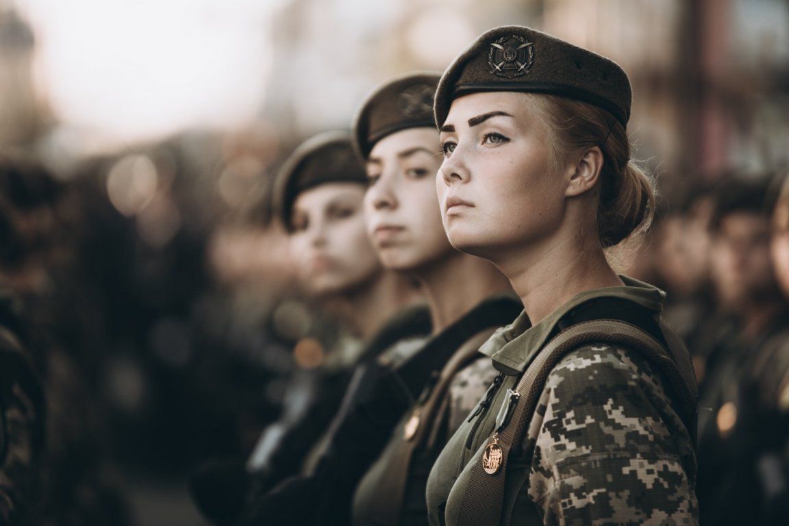 жінки служать військові