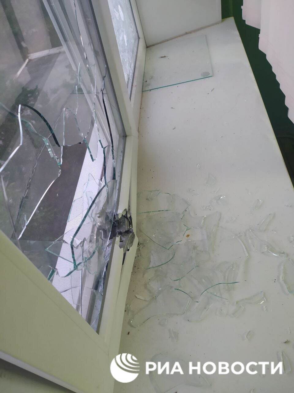 разбитое оконное стекло