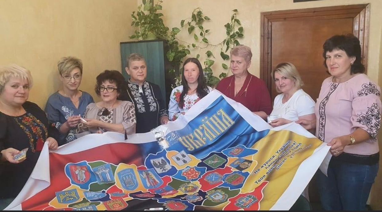 Владелец базы отдыха, где принимают переселенцев – Вера Чайковская-Терликова (в центре) с единомышленниками