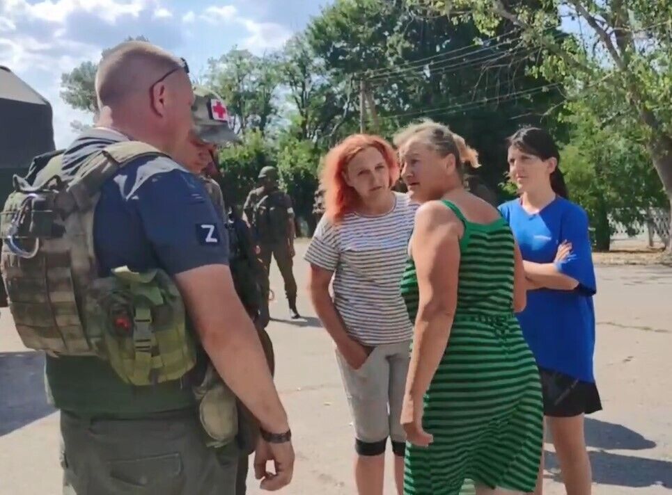 ''Можешь стрелять'': жительница Херсонщины набросилась на вооруженного депутата-мародера из рф Кастюкевича (видео)