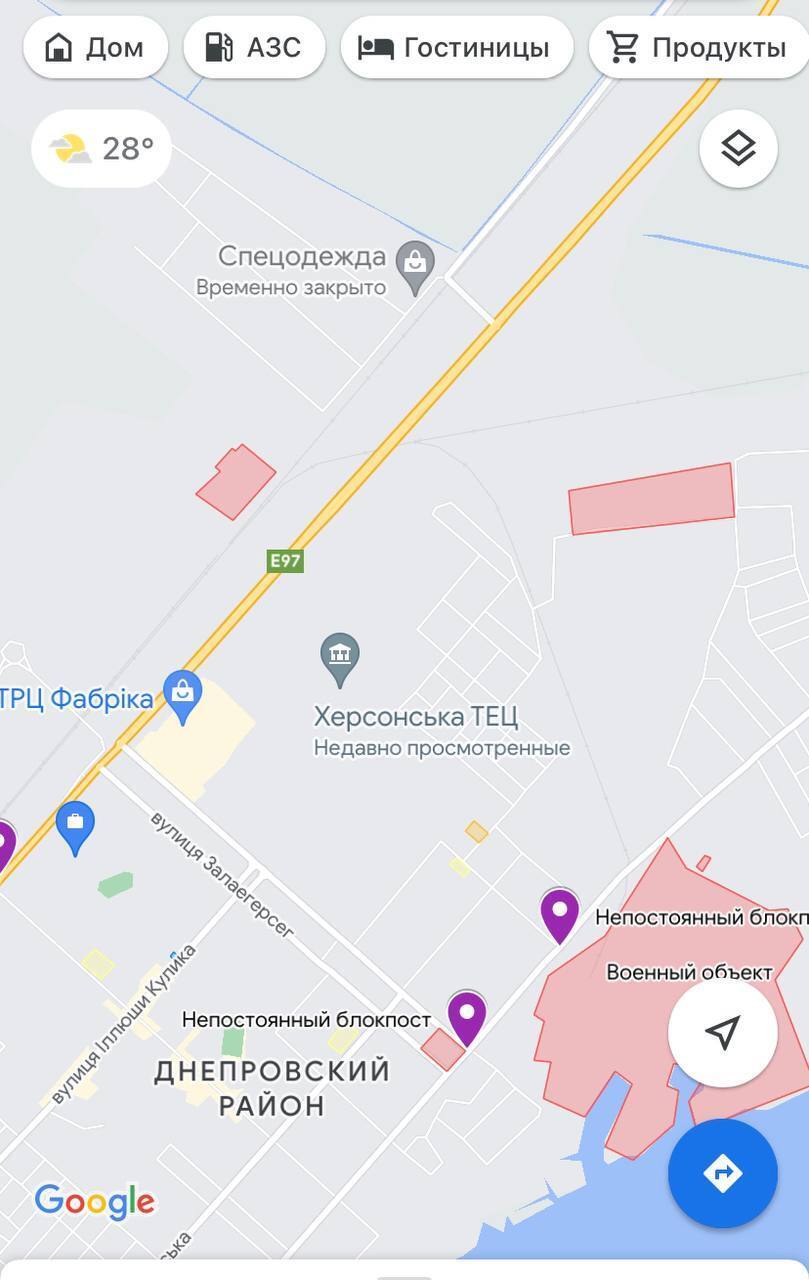 Локації російських військових об'єктів в окупованому Херсоні (червоним позначені постійні військові об'єкти, фіолетовими маркерами блокпости)