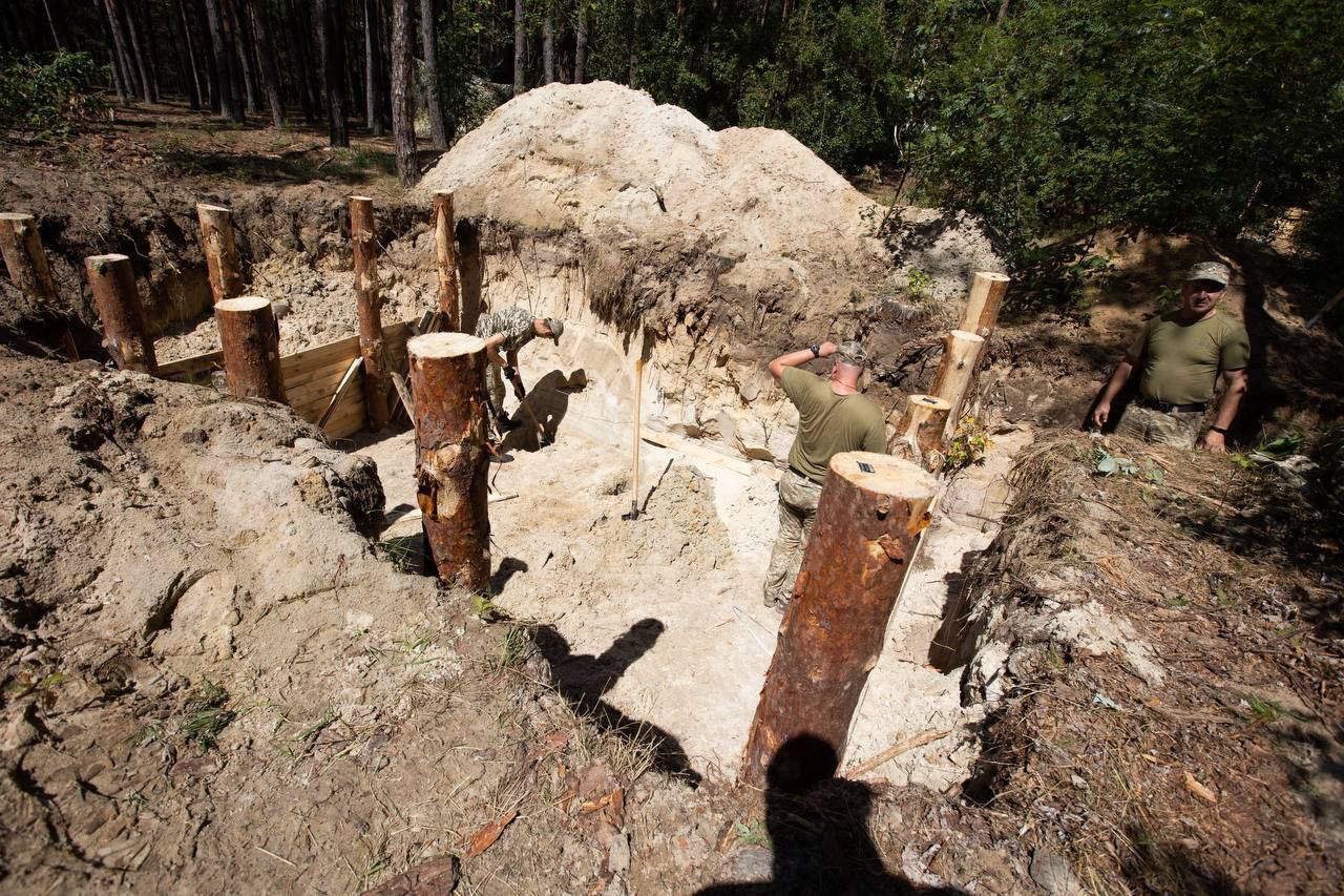 Солдаты возводят укрепление