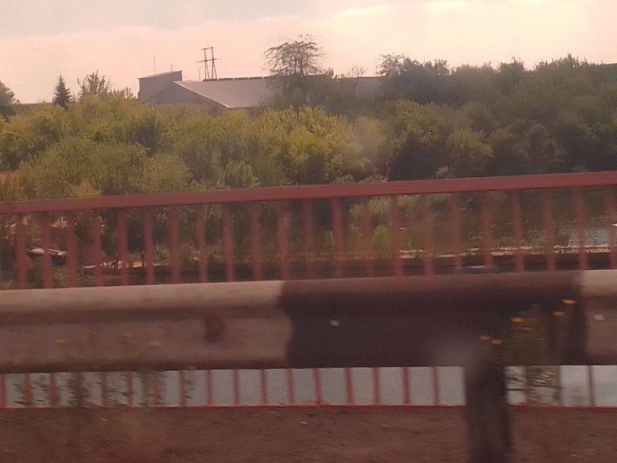 Окупанти звели понтонну переправу поруч із стаціонарним мостом у Дар'ївці