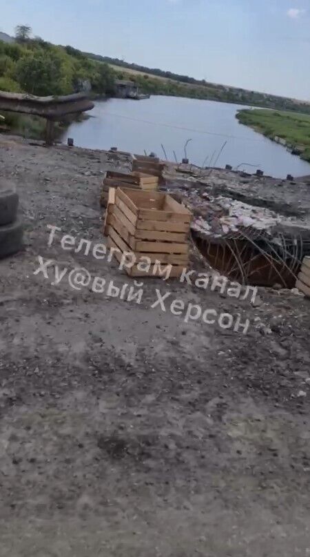 Дарьевский мост на Херсонщине – с полутора метровыми воронками и непригоден для военной техники (видео с места удара ЗСУ)