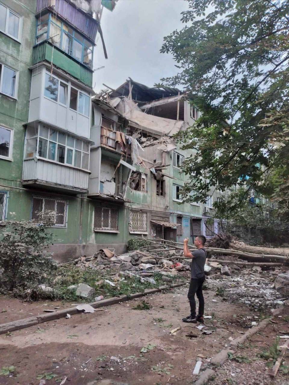 Разрушенная многоэтажка в Константиновке