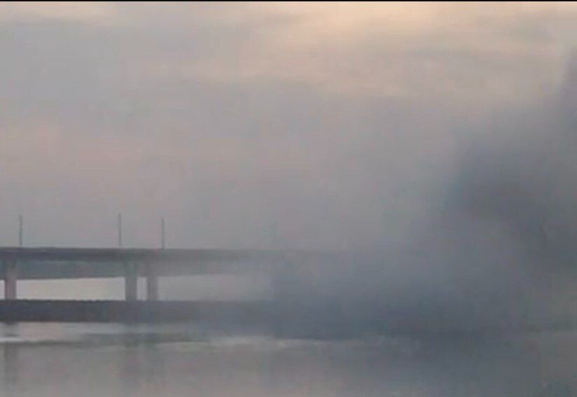 Під Антонівським мостом палає баржа окупантів
