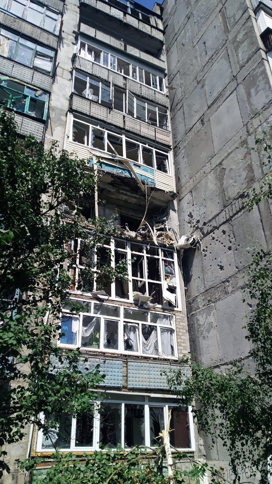Погибли около 10 человек: оккупанты обстреляли остановку в Торецке Донецкой области (фото)