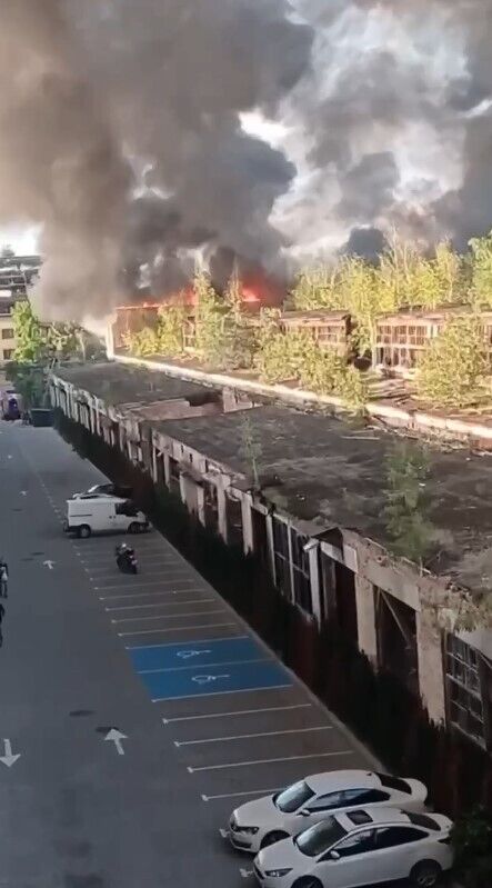 Столб дыма над заводом ''ЛАЗ'' во Львове.