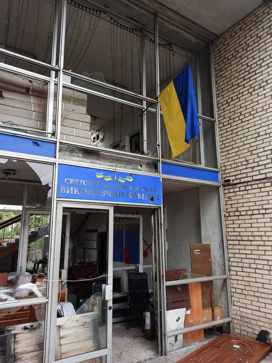 Флаг Украины на горсовете Святогорска