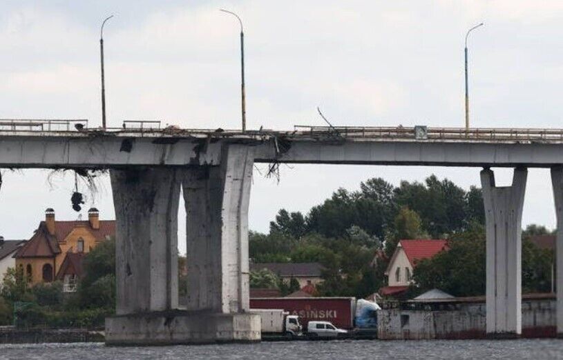 Антоновский мост - свежие фото после ударов ВСУ: изорванное полотно и баржи у опор