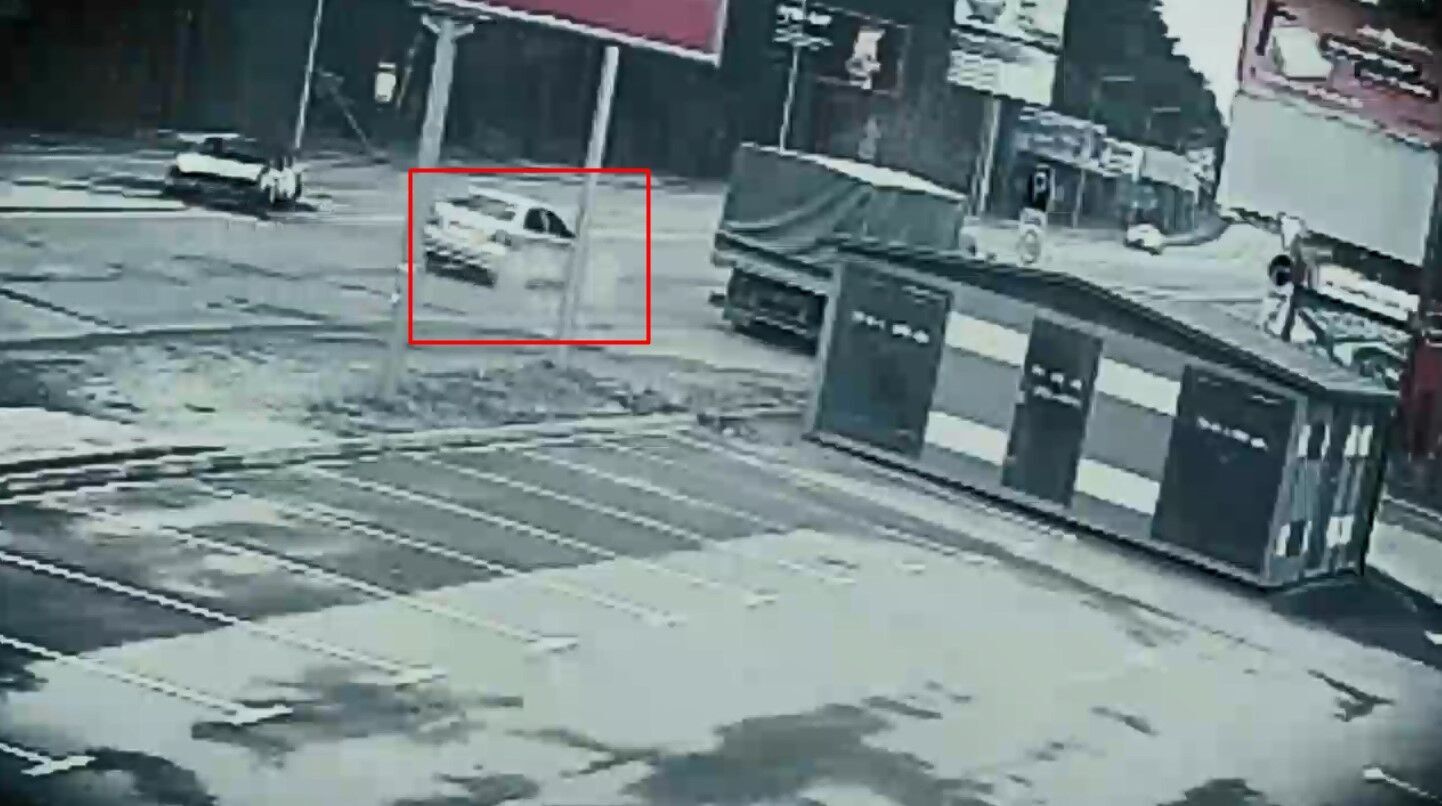 Преступления рф в Гостомеле: Нацполиция показала кадры, на которых россияне бьют из танков по мирным автомобилям