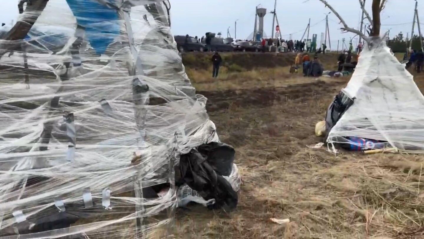 Мобилизация в рф: на въезде в Казахстан беглецы ставят палатки из скотча и жгут костры