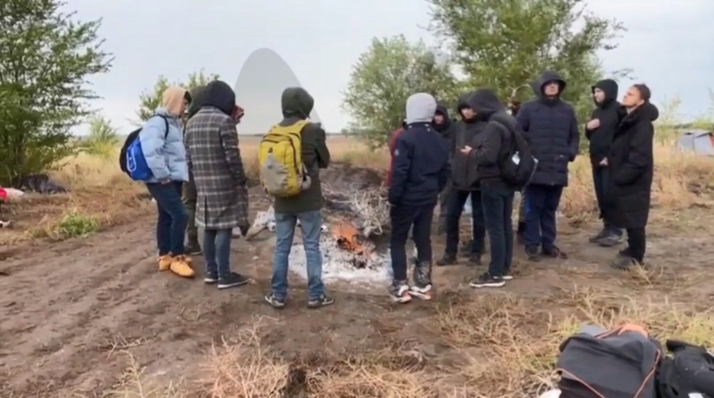 Мобилизация в рф: на въезде в Казахстан беглецы ставят палатки из скотча и жгут костры