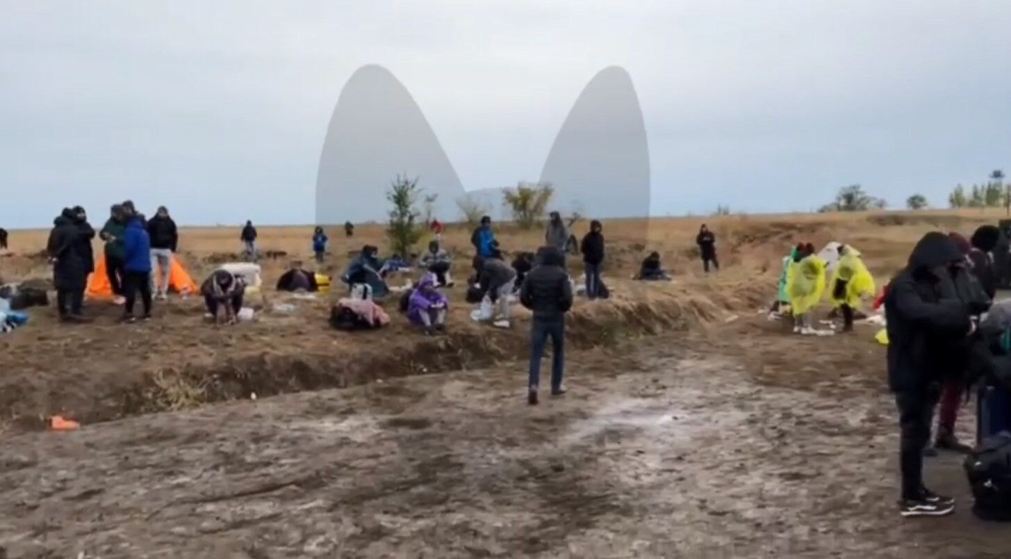 Мобілізація в рф: на в'їзді до Казахстану утікачі ставлять намети зі скотчу і палять багаття