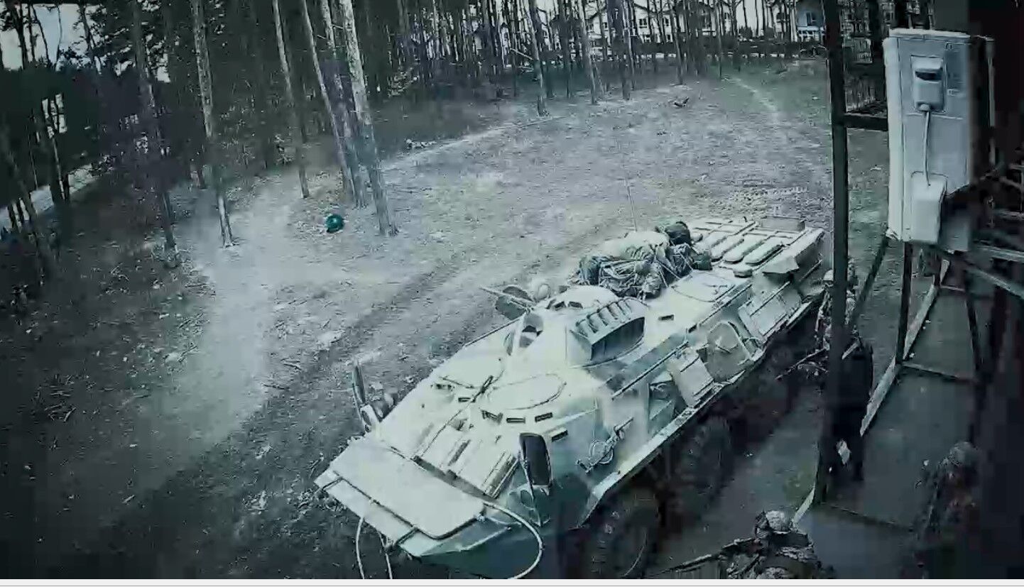 Преступления рф в Гостомеле: Нацполиция показала кадры, на которых россияне бьют из танков по мирным автомобилям