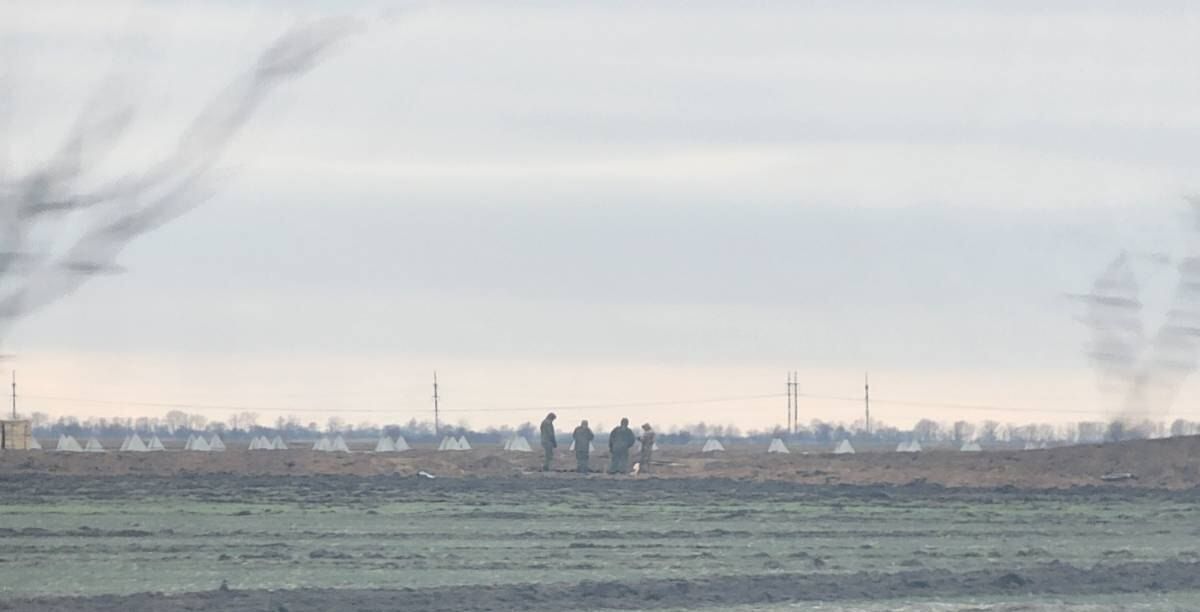 На Херсонщине рф строит укрепление из бетонных плит и пирамид: защищает дорогу в Крым (фото)