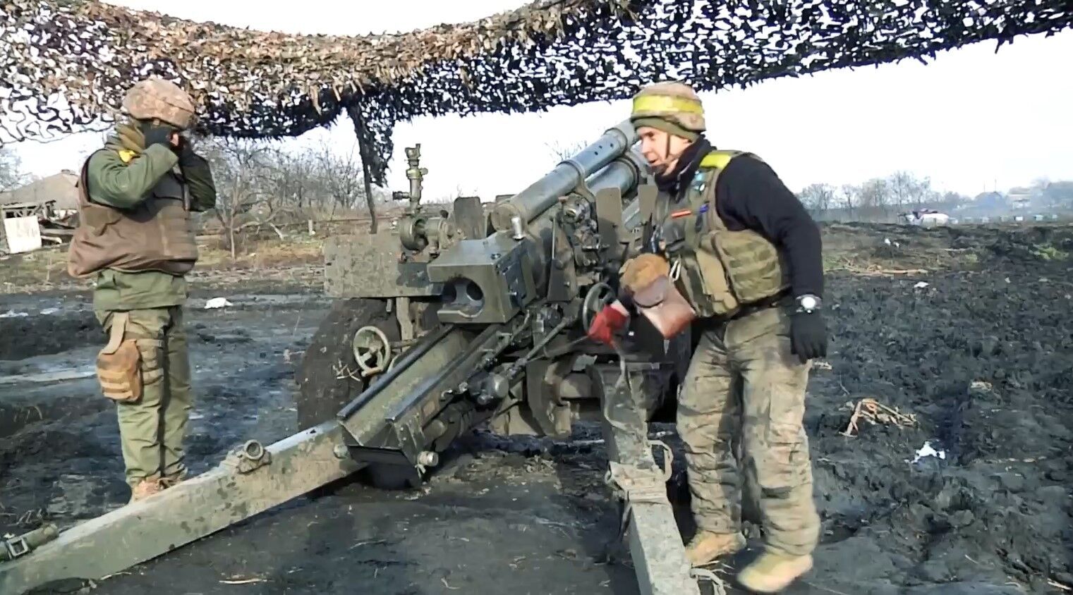 Бои на Луганщине: бойцы 66-й бригады показали работу американской пушки М101 (видео)