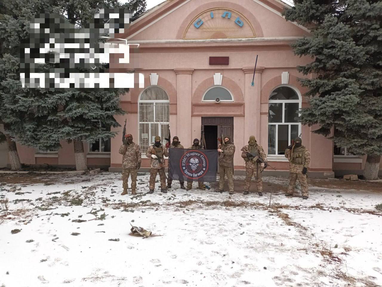 ''Вагнеровцы'' сфотографировались на фоне станции ''Соль'' в Соледаре: подробности