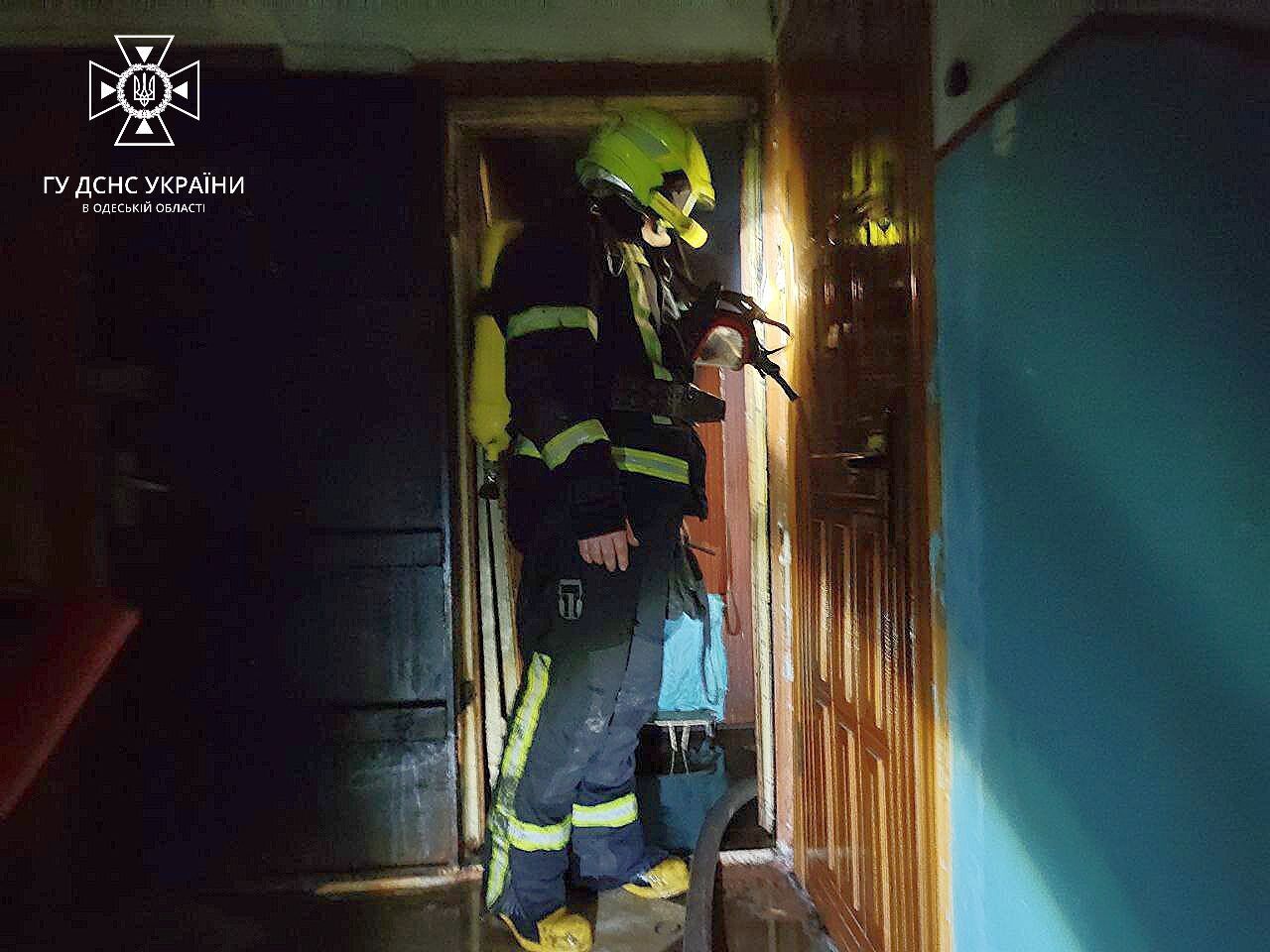 В Одессе - масштабный пожар: эвакуированы 5 жителей дома, из них 1 ребенка