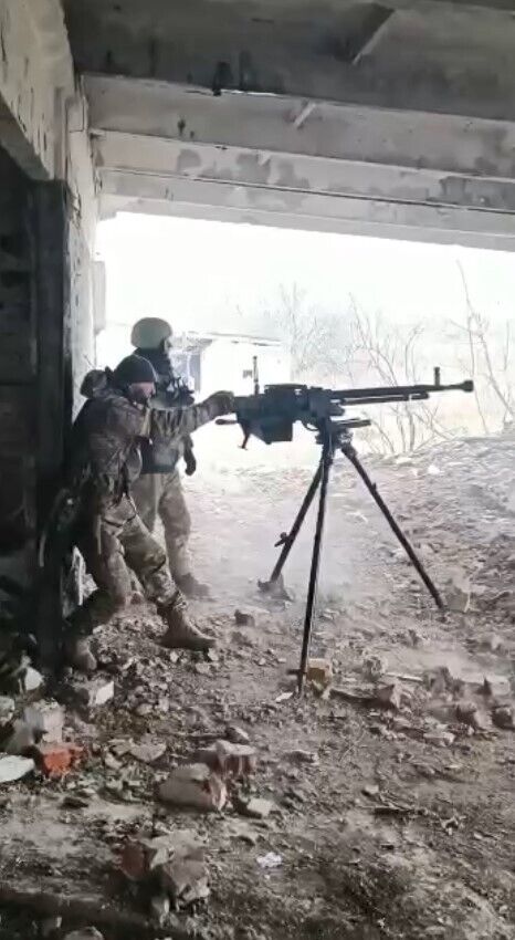 Боєць ЗСУ наносить вогневе ураження противнику під Бахмутом на Донеччині