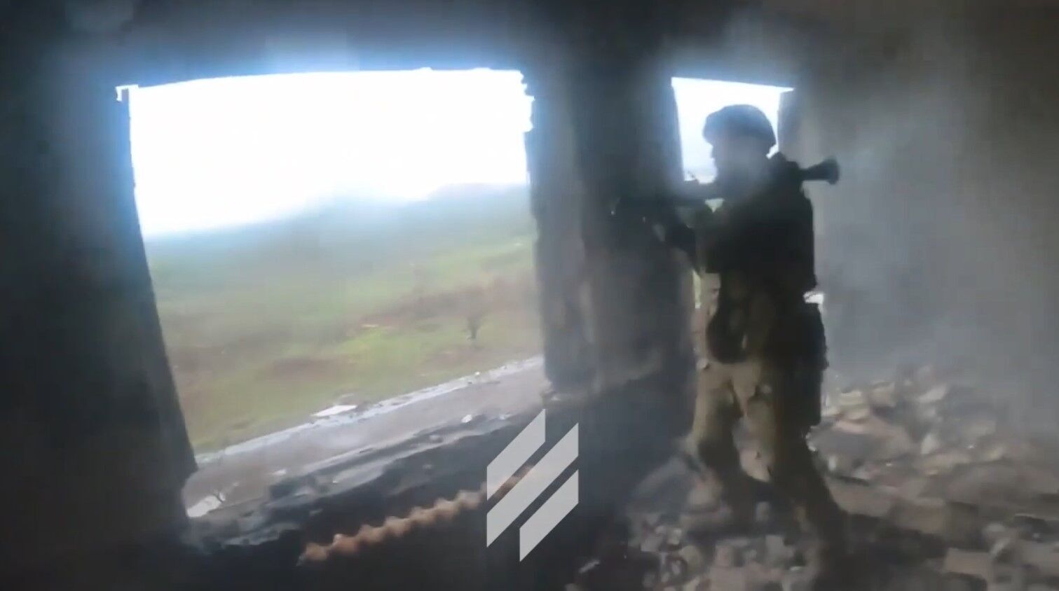 Боец ВСУ стреляет из гранатомета