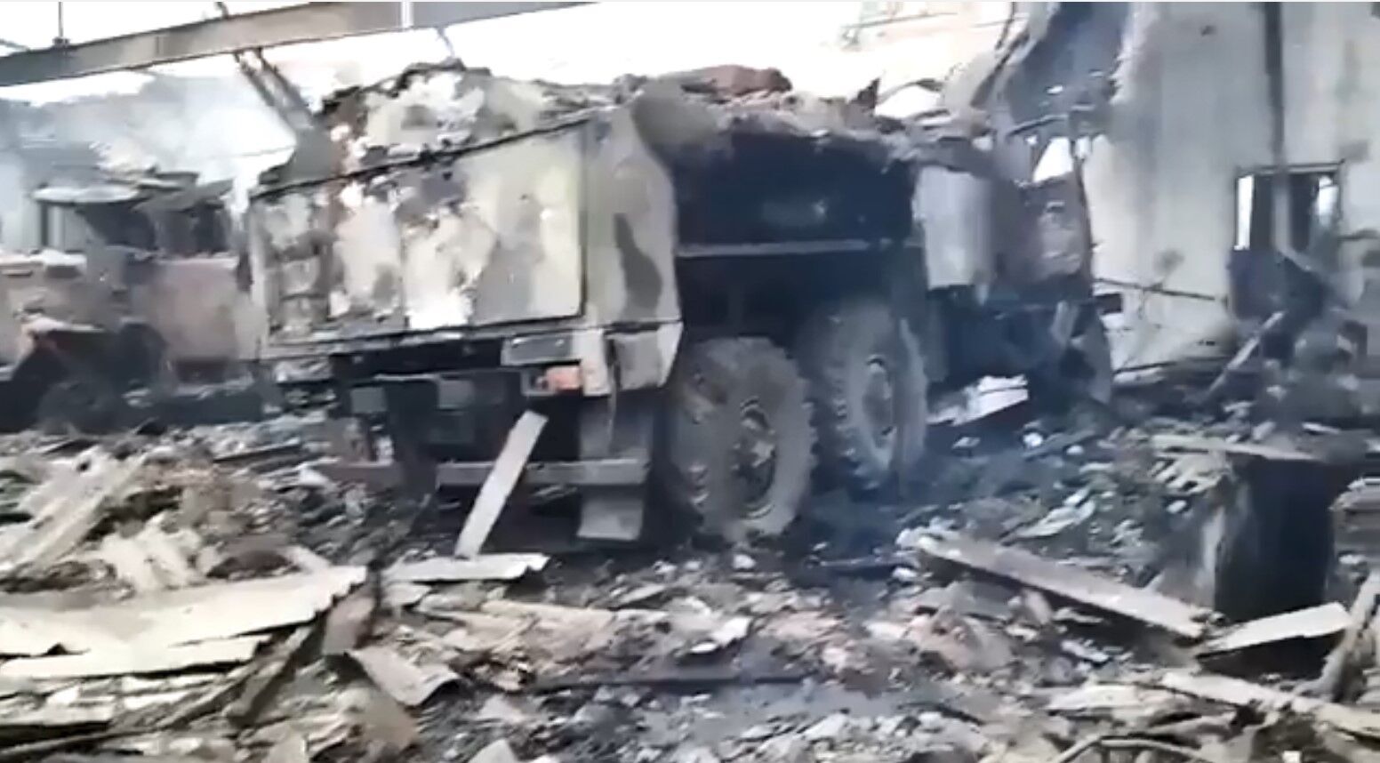 Військові машини армії рф, які згоріли а ангарі