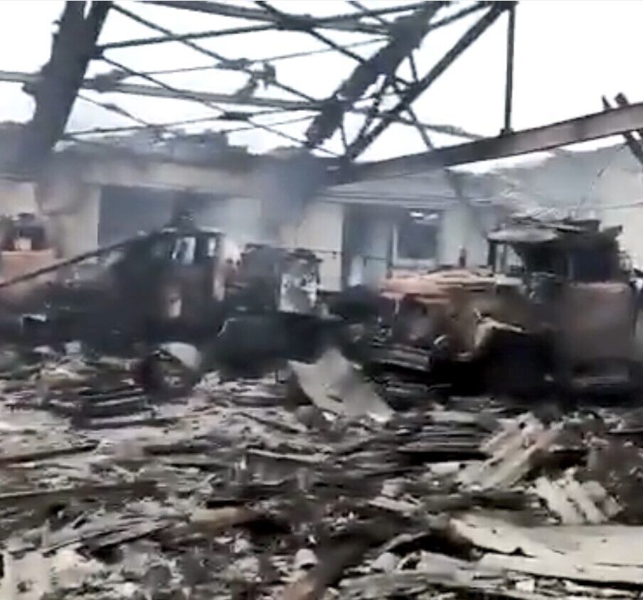 Автівки армії рф, знищені внаслідок удару снаряду ЗСУ