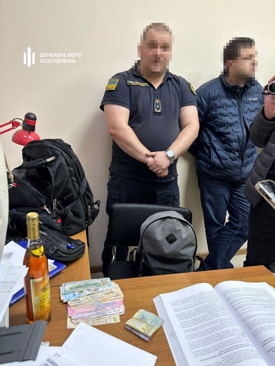 На Одесщине таможенники требовали взятки за импорт генераторов: деньги прятали под плинтусами и в уборной