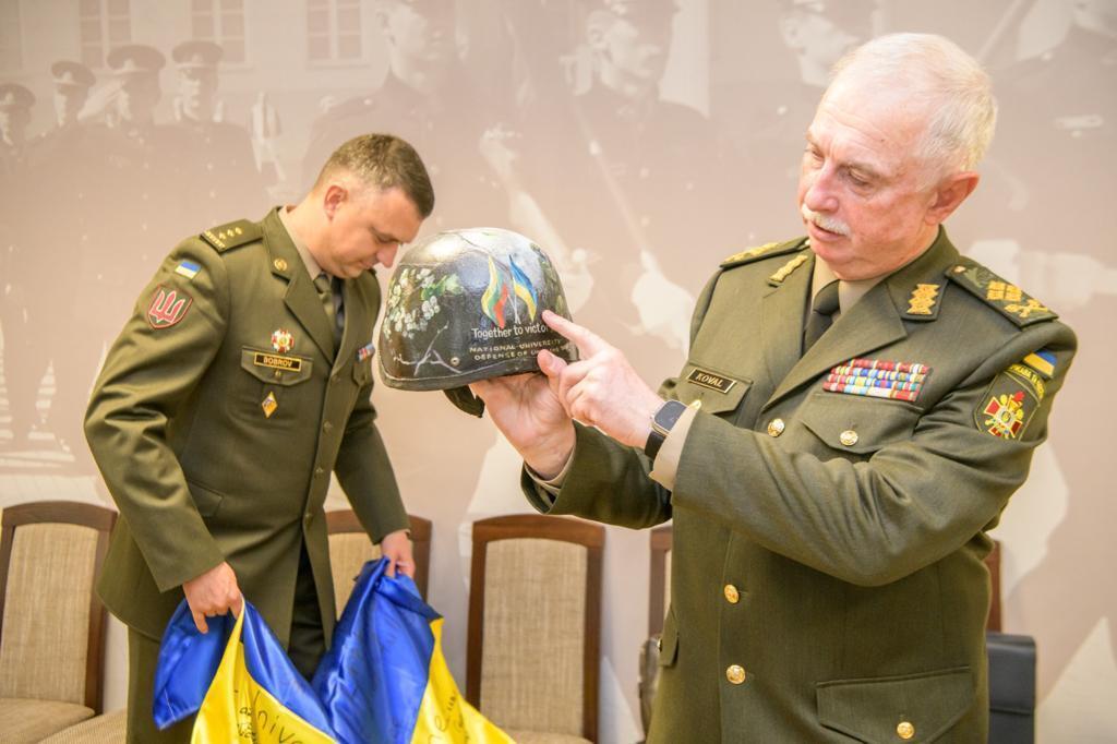 Михаил Коваль, руководитель Национального университета обороны Украины, держит в руках экспонат