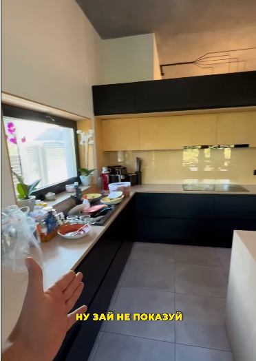 Гостевая сочетается с просторной кухней и обеденной зоной, которую Тринчер попросила не снимать из-за немытой посуды