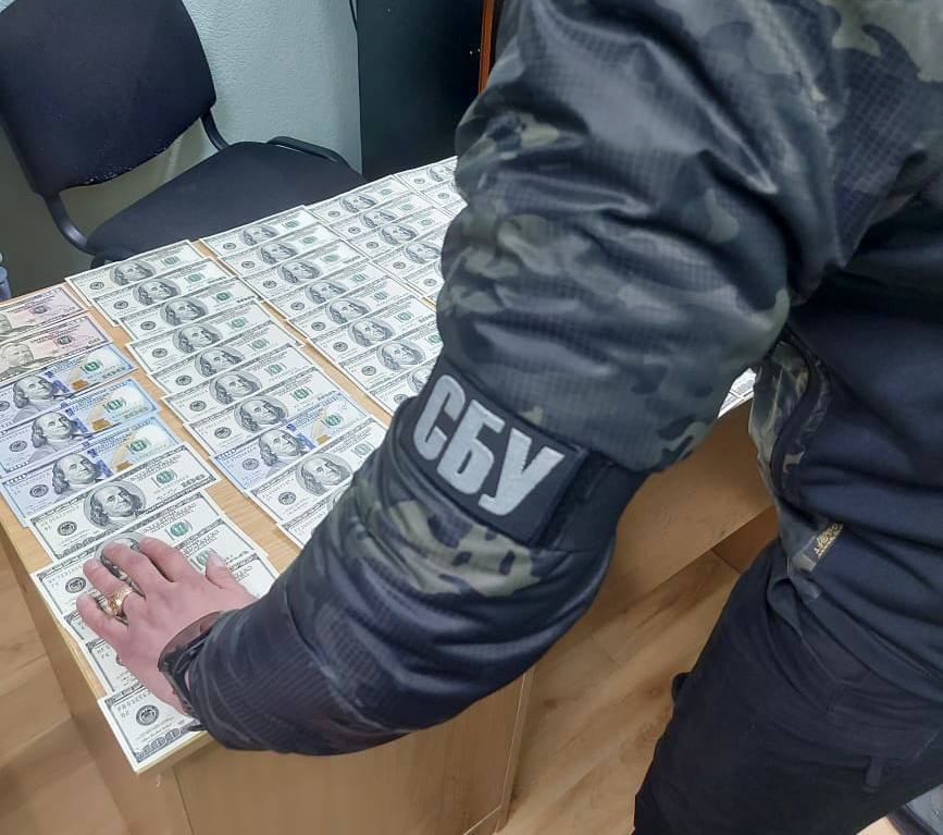 Адвокат-мошенник украл 10 тыс. долларов у клиента