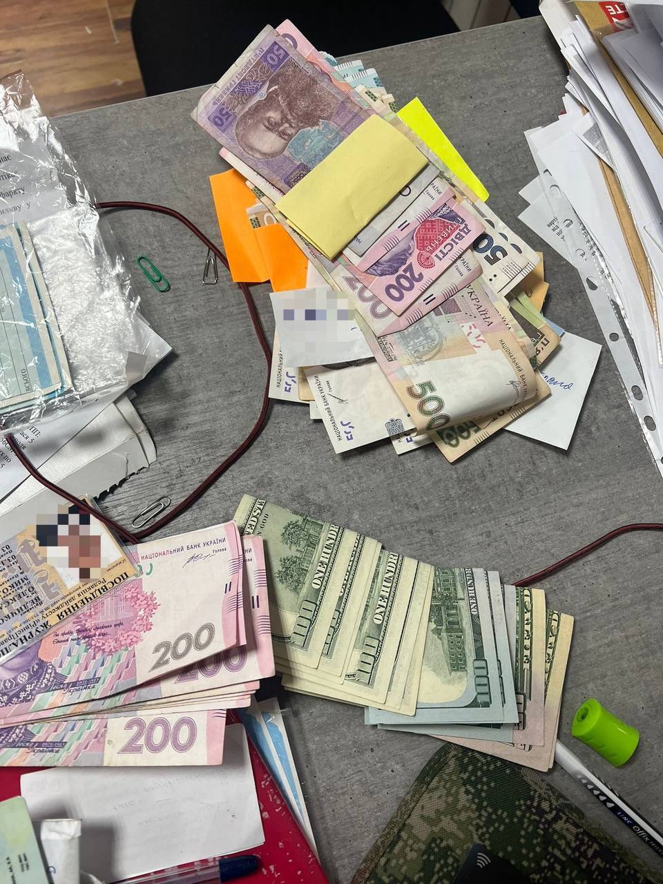 Адвокат-мошенник украл 10 тыс. долларов у клиента