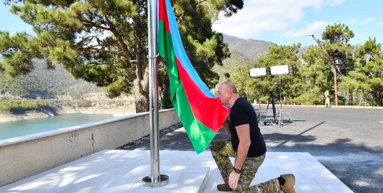 15 октября президент Азербайджана Ильгам Алиев в воскресенье поднял флаг страны в городе Ханкенди