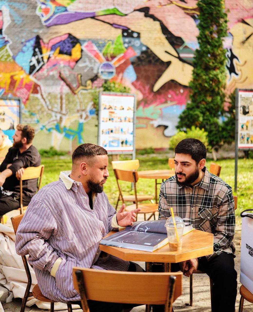 Монатик артбука о войне в Украине.