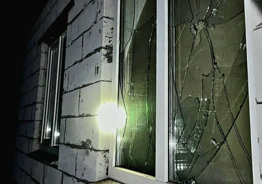 В Никополе после ночных обстрелов в домах вылетели окна (фото)