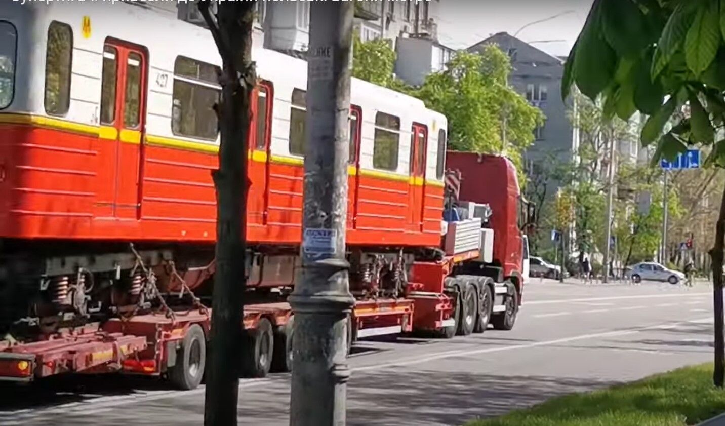 Транспортировка вагонов метро на тягачах по улицам Киева