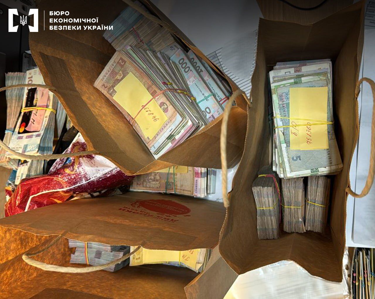 Кожен співробітник під час прийому на роботу оформлював до картки для виплат заробітної плати дублікат