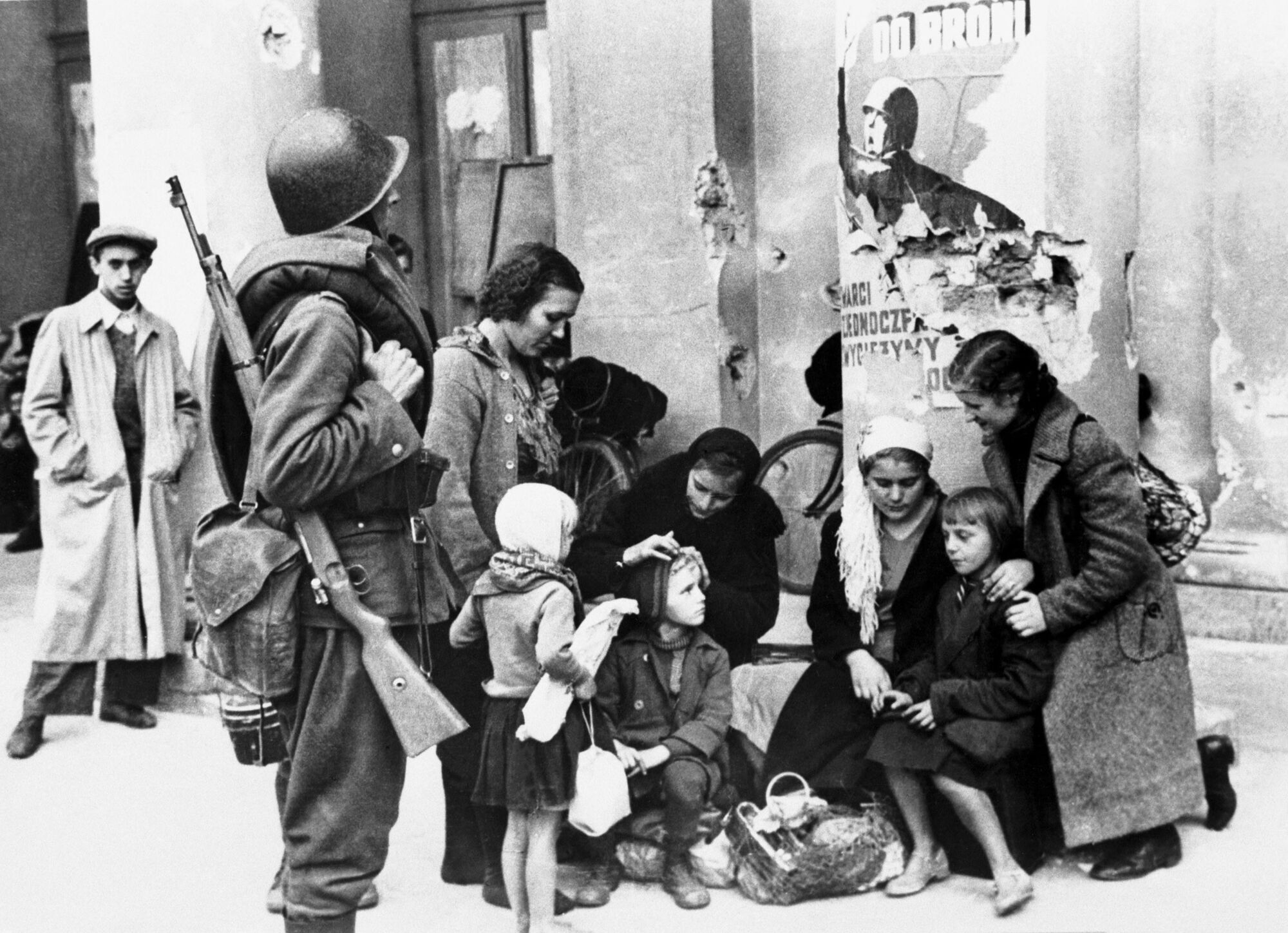 Беженцы и солдаты в Варшаве, 1939