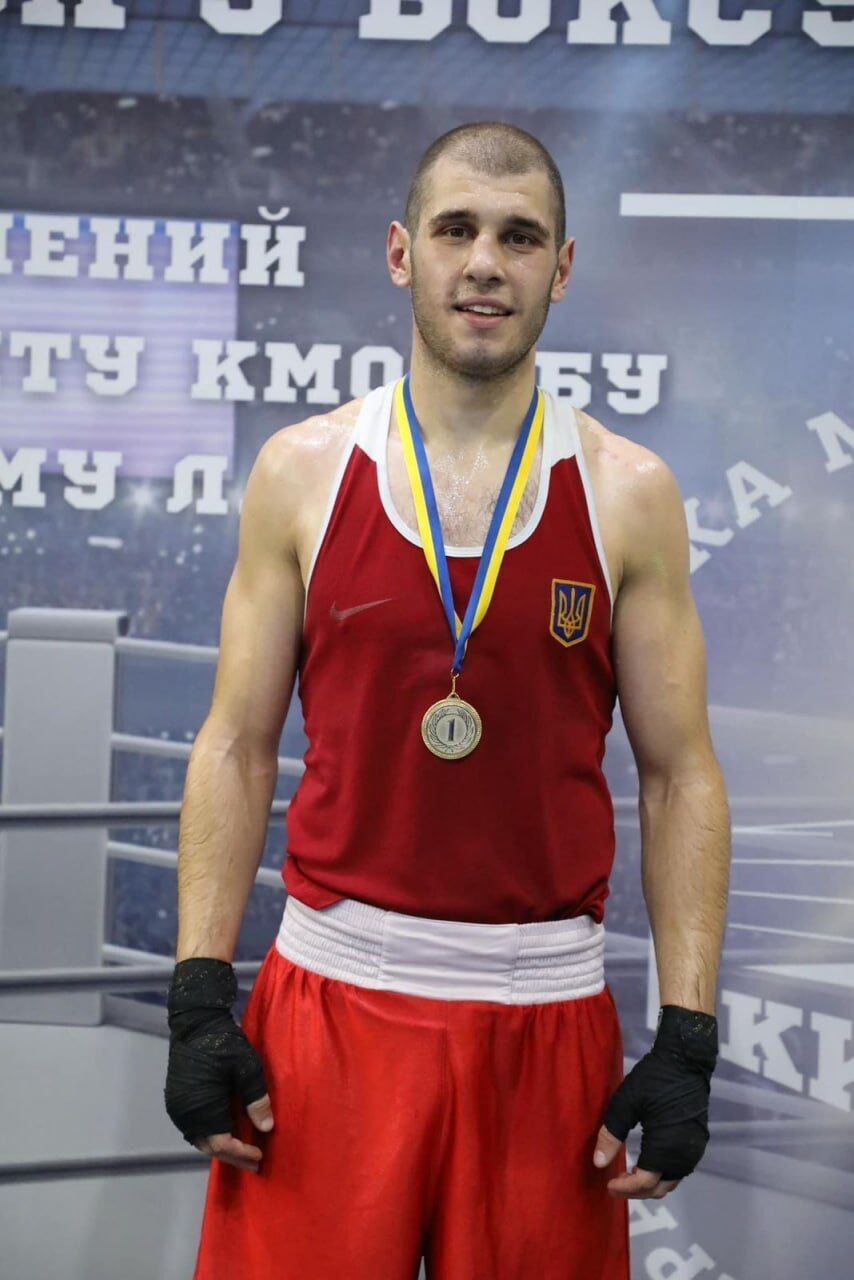 Боксер Павло Юськів, який посів 1 місце у фіналі чемпіонату Києва з боксу