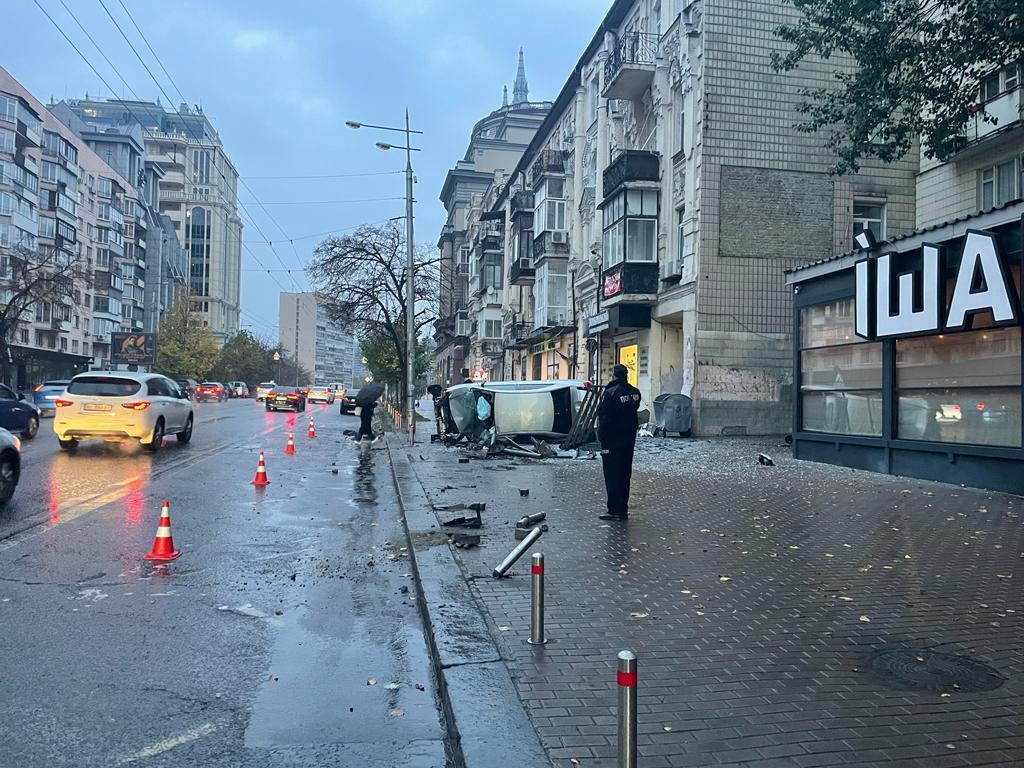 ДТП в Києві: водій ''Тойоти'' наїхав на пішоходів на тротуарі