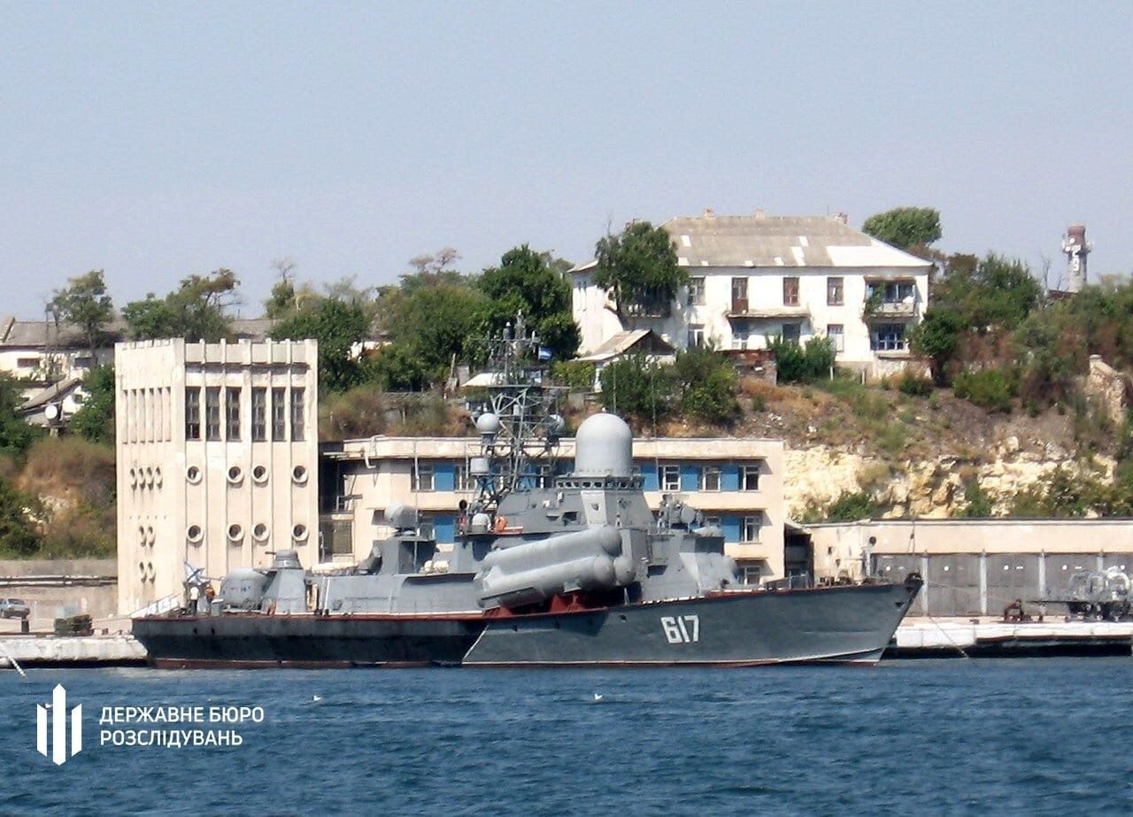 Зрадник обіймав різні посади, у тому числі командира малого ракетного катера ''Міраж''