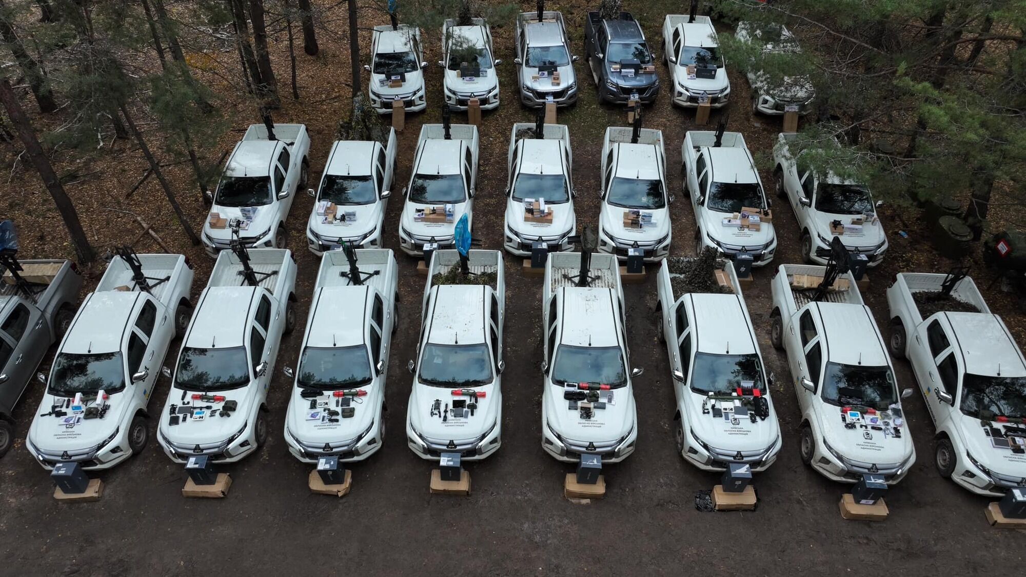 Київщина передала військовим 45 позашляховиків та сучасне обладнання для сил ППО