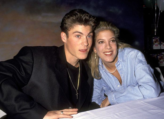 Колишня зірка із серіалу 90-х ''Беверлі-Хіллз'' виховує сина-гея