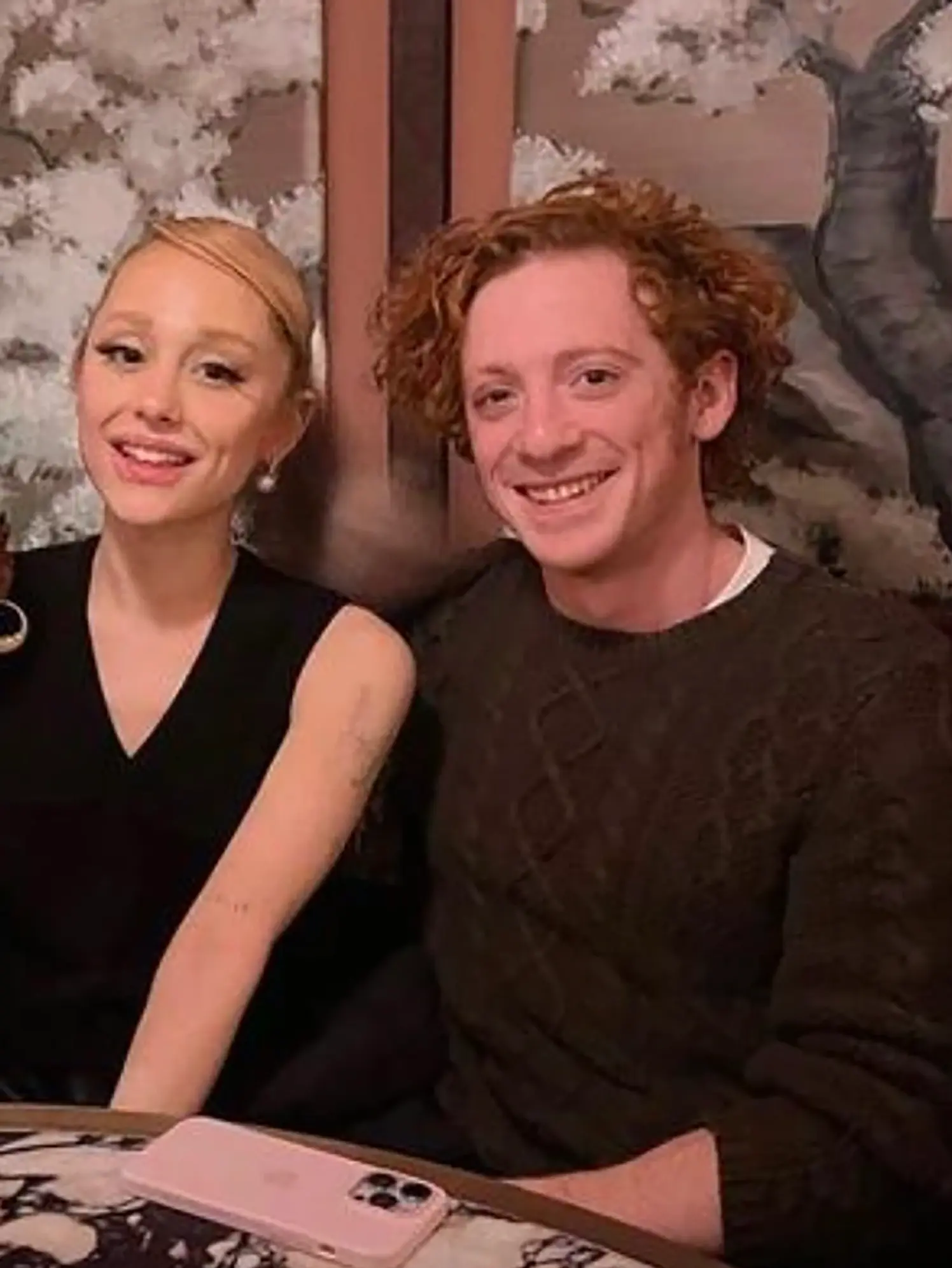 Гранде зараз зустрічається зі зіркою Бродвею Ітаном Слейтером