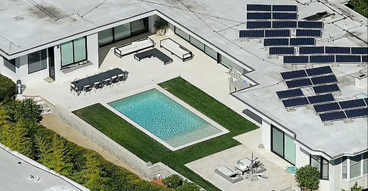 Івамаса, який допомагав вести справи Перрі більше 25 років, міг виявити його тіло 28 жовтня