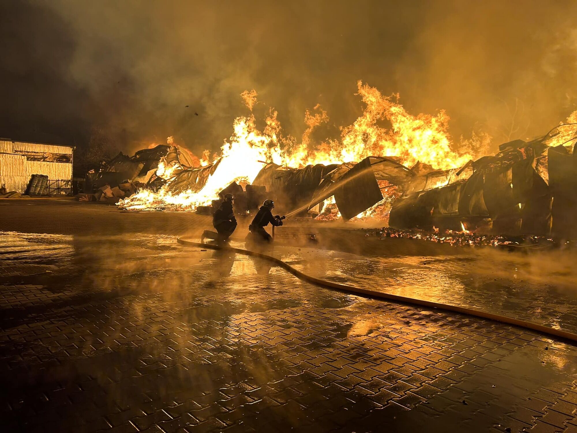 У Вінниці спалахнула масштабна пожежа