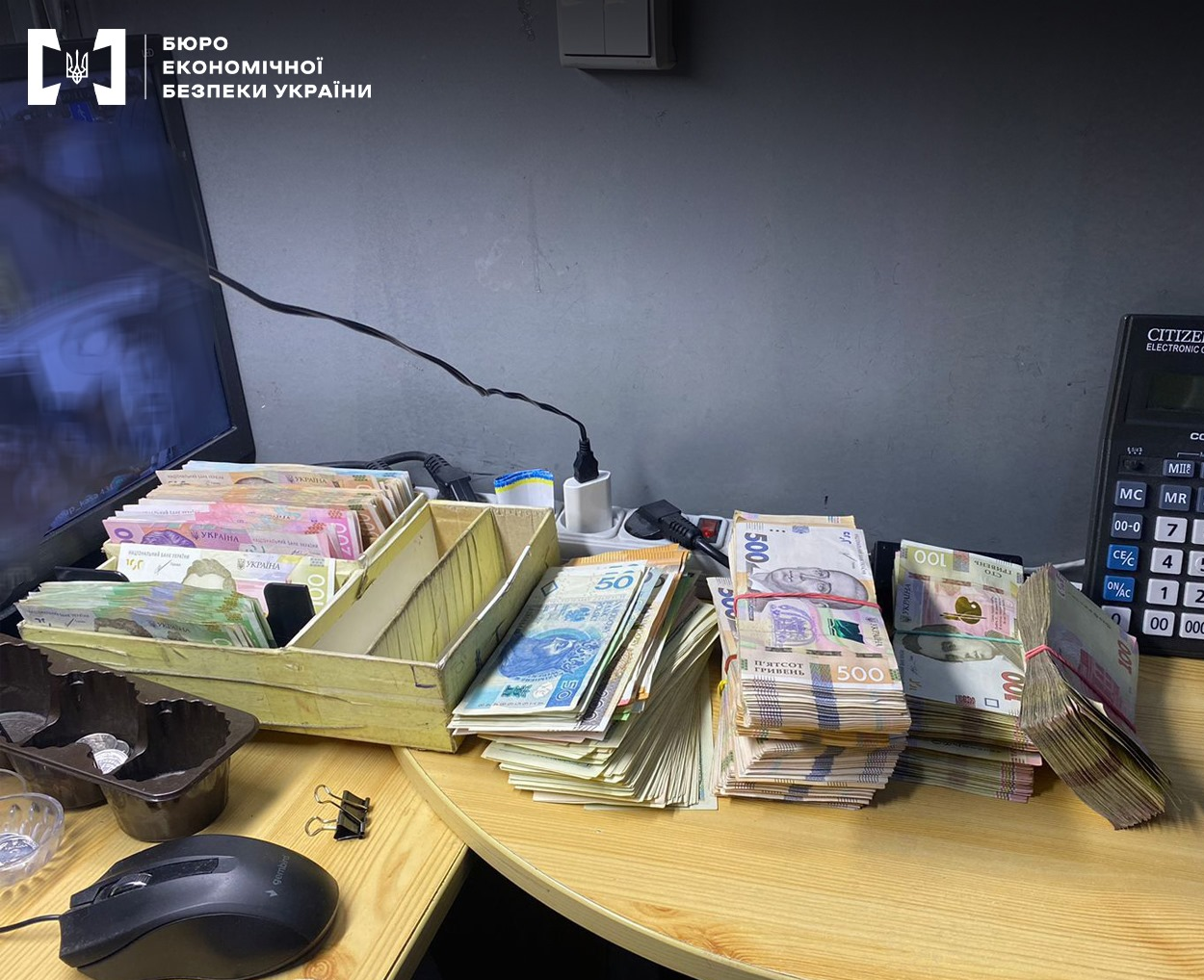 За результатами обшуків співробітники ТУ БЕБ у м. Києві вилучили готівку в іноземній та вітчизняній валюті, техніку та документацію на понад 2 мільйони гривень