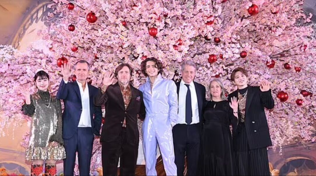 Тимоти Шаламе представил своего героя Вилли Вонку в привлекательном ансамбле