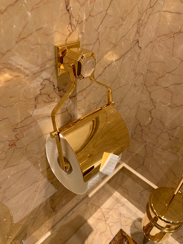 Драгоценное золотое напыление было в туалете везде: на ванне, держателях для туалетной бумаги и даже на ершике, которым чистят унитаз