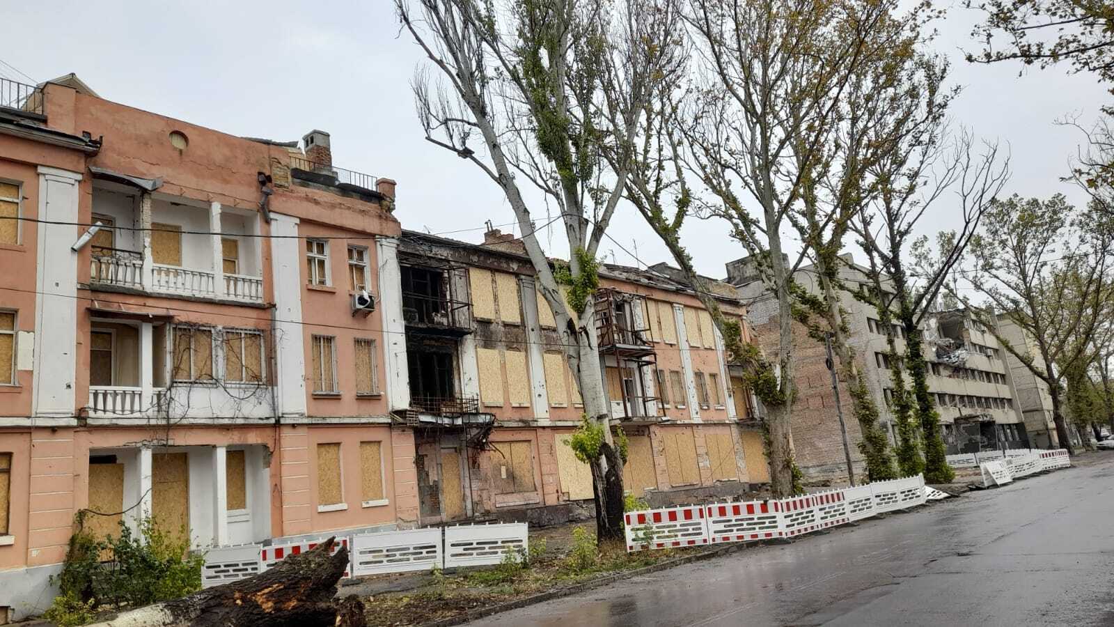 Житловий будинок у центрі Миколаєва розбомбили влітку 2023, такий вигляд він має у листопаді 